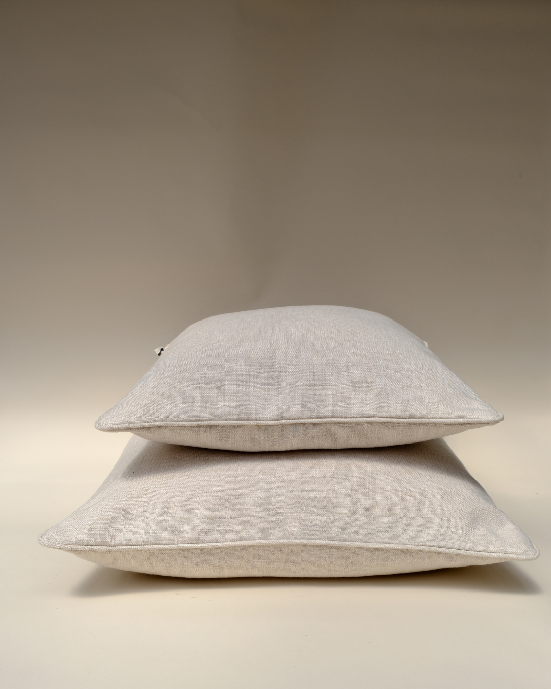 COJIN LINO GRUESO NATURAL CON VIVO MISMA TELA  / 60 X 60 CM