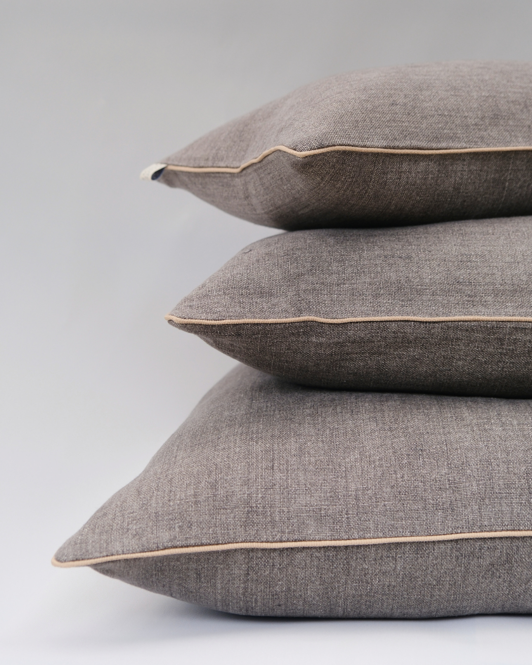 COJIN LINO GRIS CON VIVO BEIGE / 50 X 50 CM