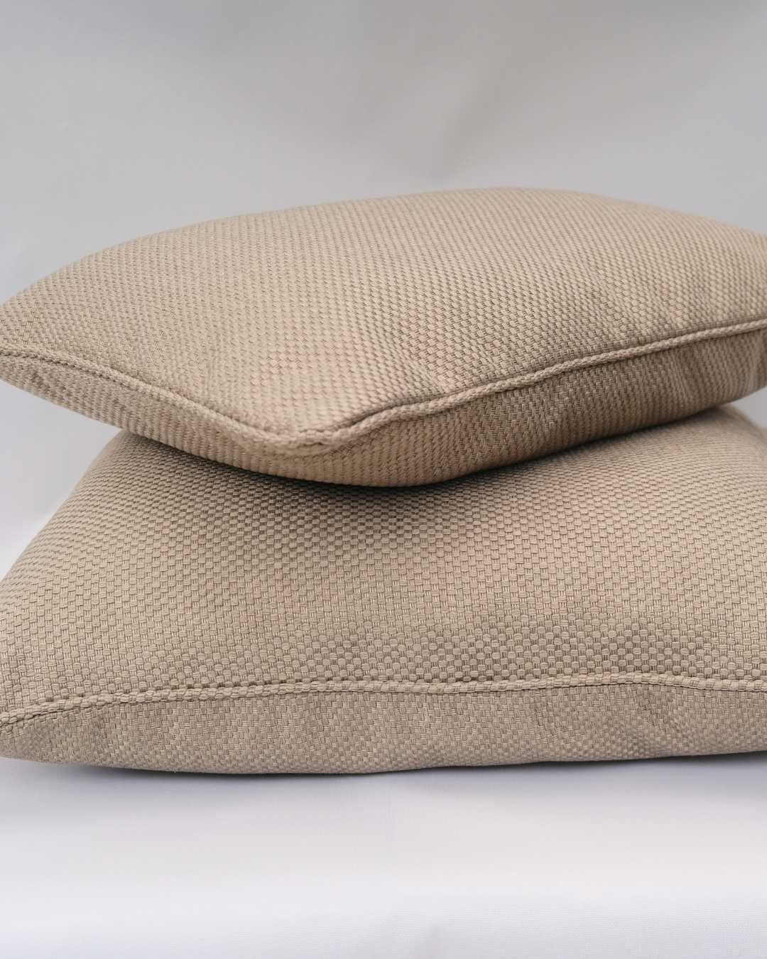 COJIN TAPIZ TRAMA BEIGE VIVO MISMA TELA / 60 X 60 CM