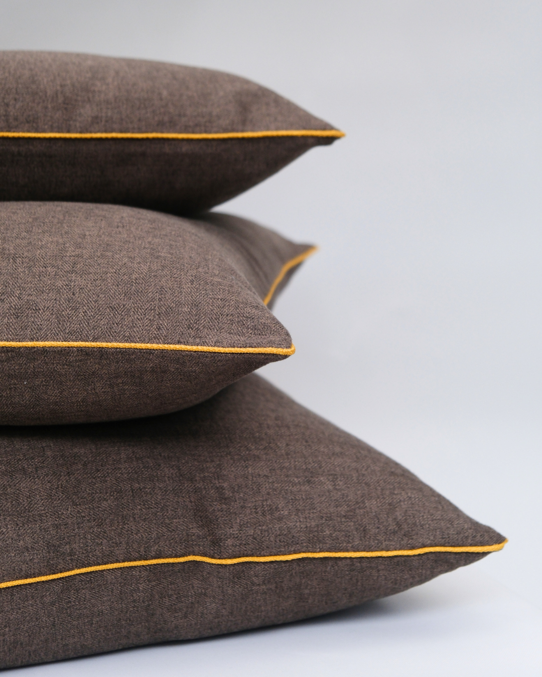 COJIN LANA ESPIGA CAFÉ CON VIVO MOSTAZA / 60 X 60 CM