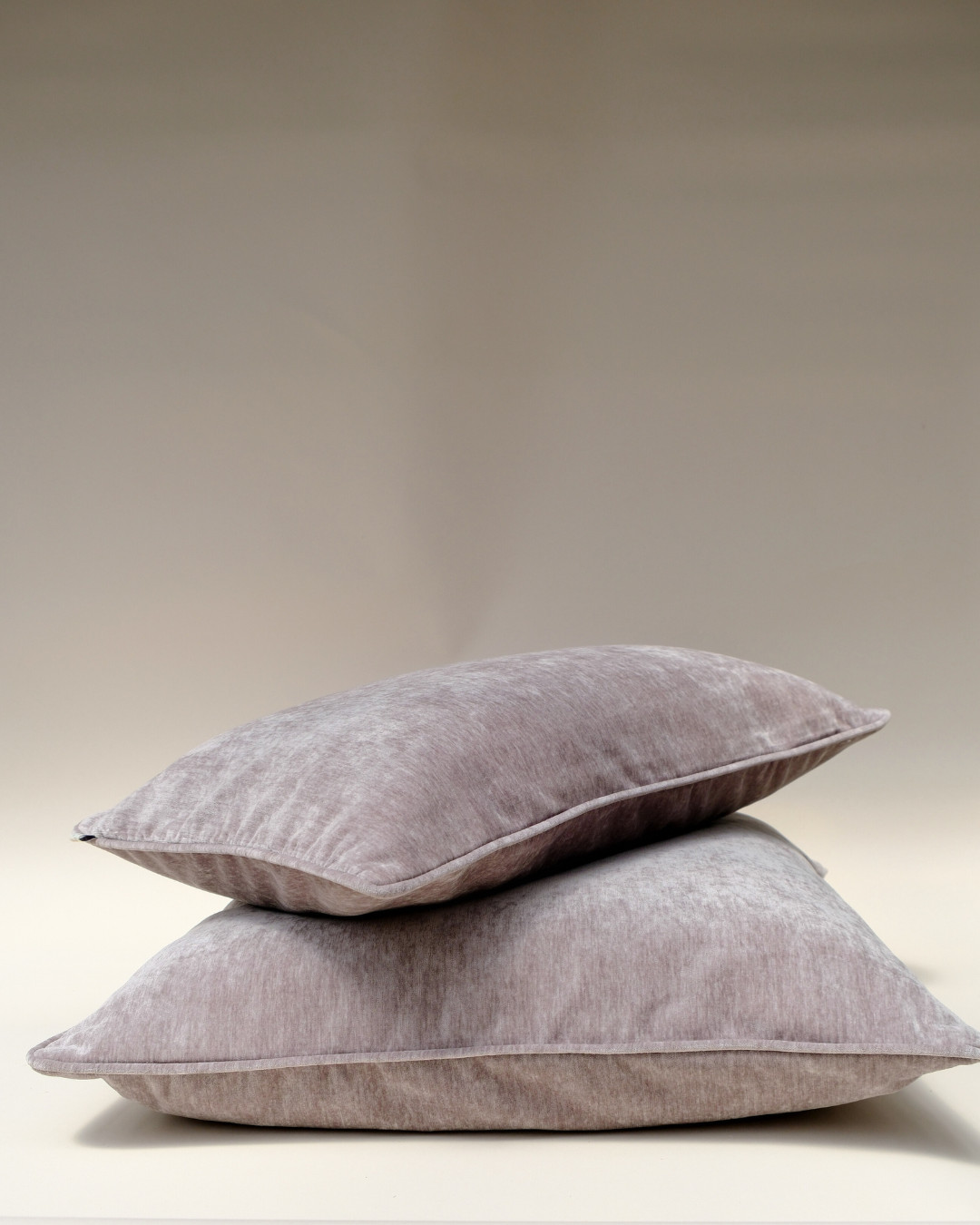 COJIN TERCIOPELO GRIS CLARO CON VIVO MISMA TELA / 60 X 40 CM