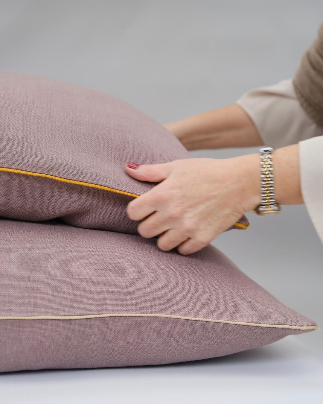 COJIN LINO LAVANDA CON VIVO BEIGE / 60 X 60 CM