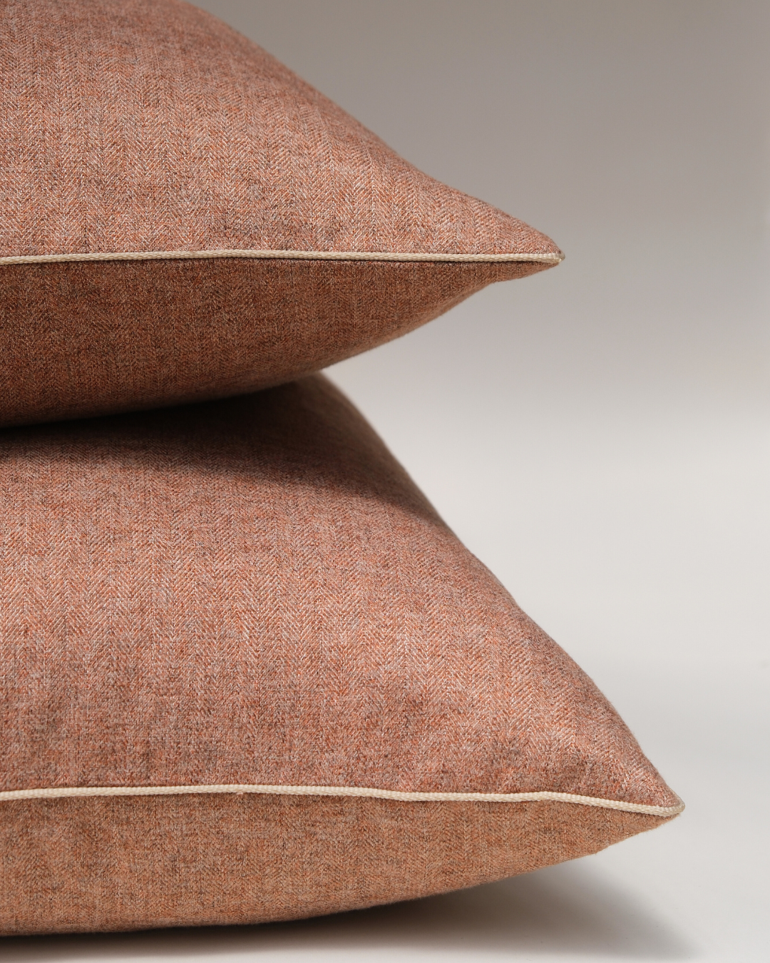 COJIN LANA ESPIGA SALMÓN CON VIVO BEIGE / 60 X 60 CM