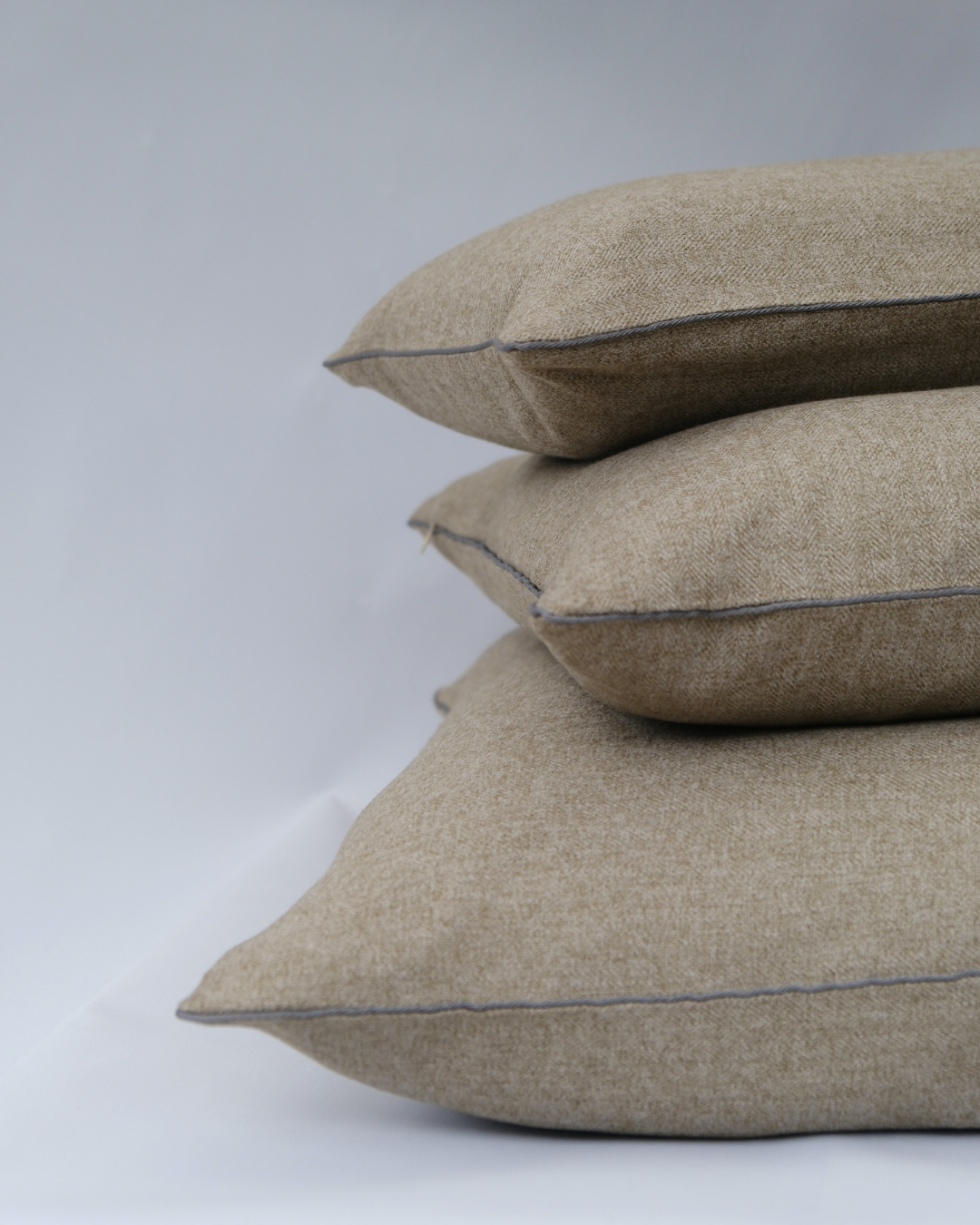 COJIN LANA ESPIGA BEIGE CON VIVO GRIS / 50 X 50 CM