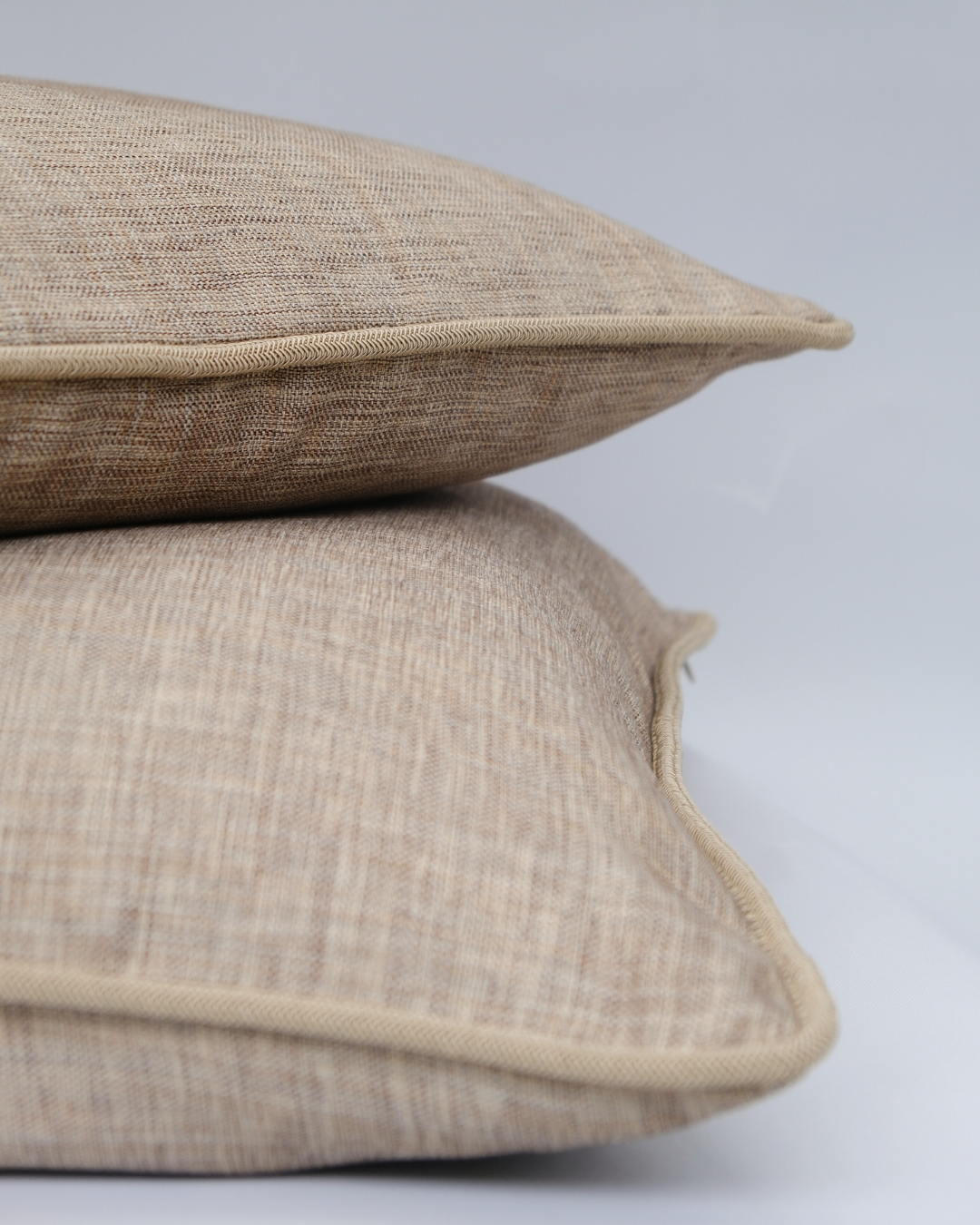COJIN TAPIZ BEIGE JASPEADO CON VIVO CORDON TRENZADO BEIGE / 60 X 60 CM