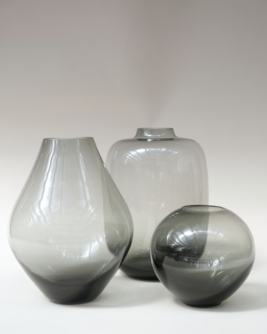 VIDRIO | Florero globo con boca chica gris