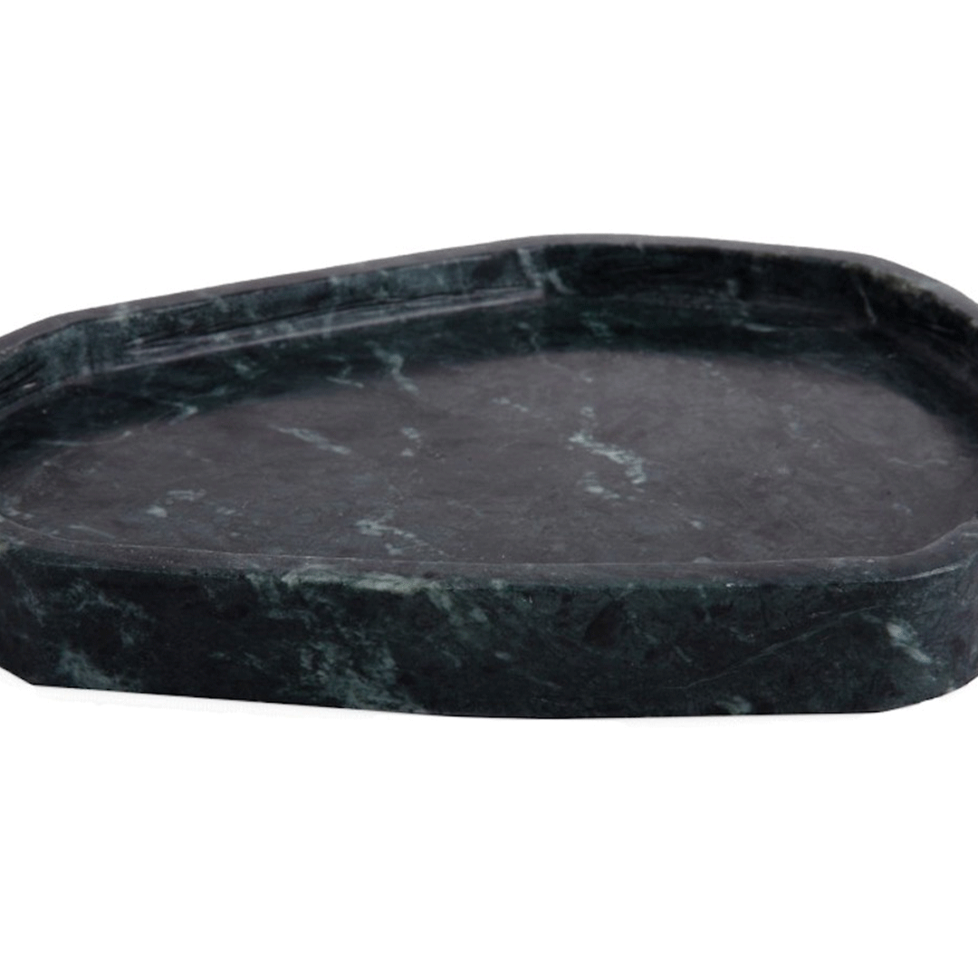 Bandeja de mármol orgánica color Dark Green en uso decorativo sobre mesa.