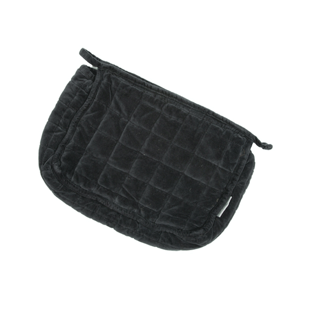 Clutch de terciopelo color Negro con cierre, tamaño 26x18 cm, ideal para combinar con cualquier look.