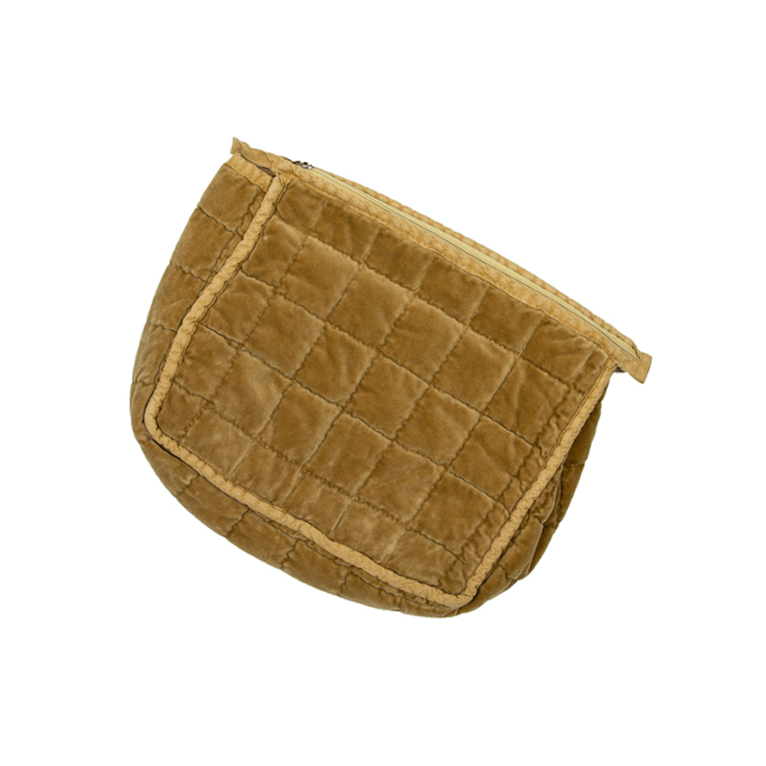 Clutch de terciopelo color Mostaza con cierre, tamaño 26x18 cm, ideal para un estilo audaz y moderno.