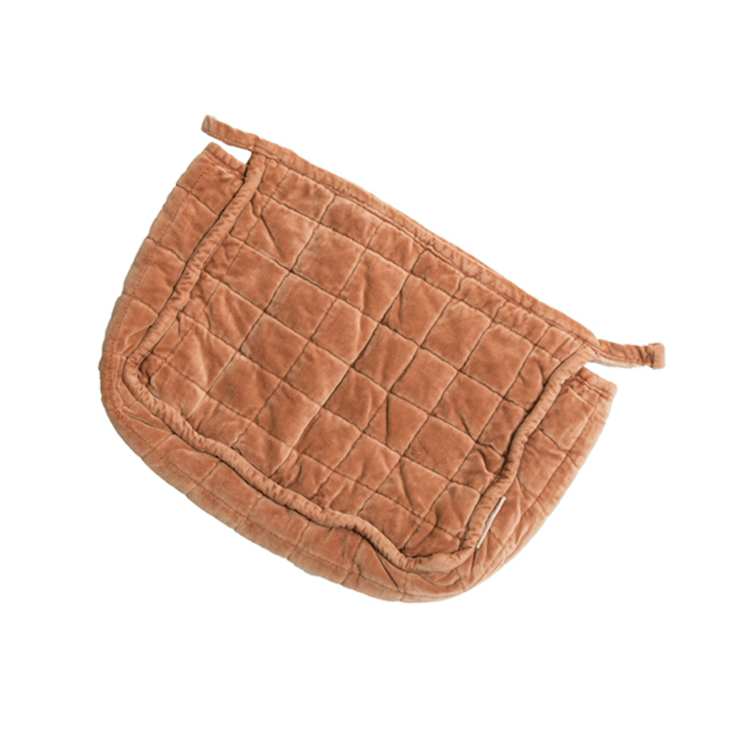 Clutch de terciopelo color Nude con cierre, tamaño 26x18 cm, perfecto para eventos elegantes.