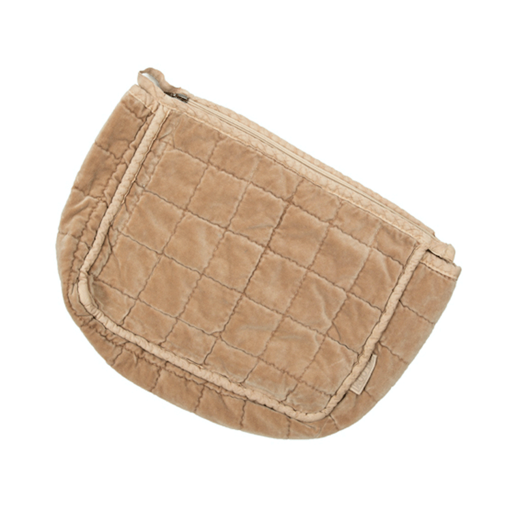 Clutch de terciopelo color Rosa con cierre, tamaño 26x18 cm, perfecto para un toque romántico.