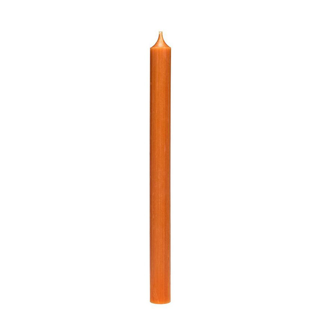 Vela candelabro color Cognac de 2.1D x 28H CM, 10 horas de duración, ideal para eventos formales.