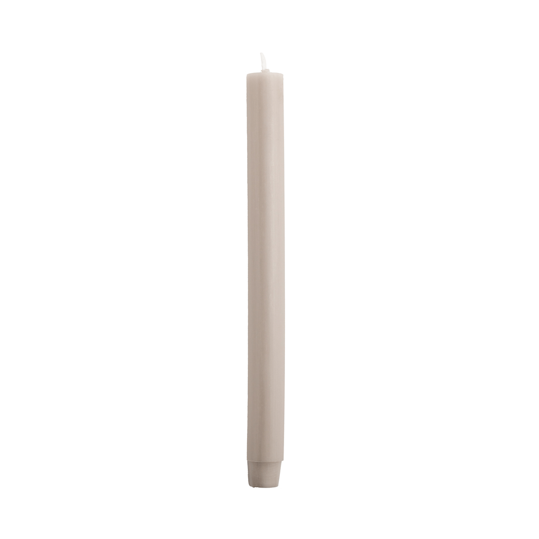 Vela candelabro color Lino de 2.6D x 30H CM, 30 horas de duración, ideal para ambientes frescos y minimalistas.
