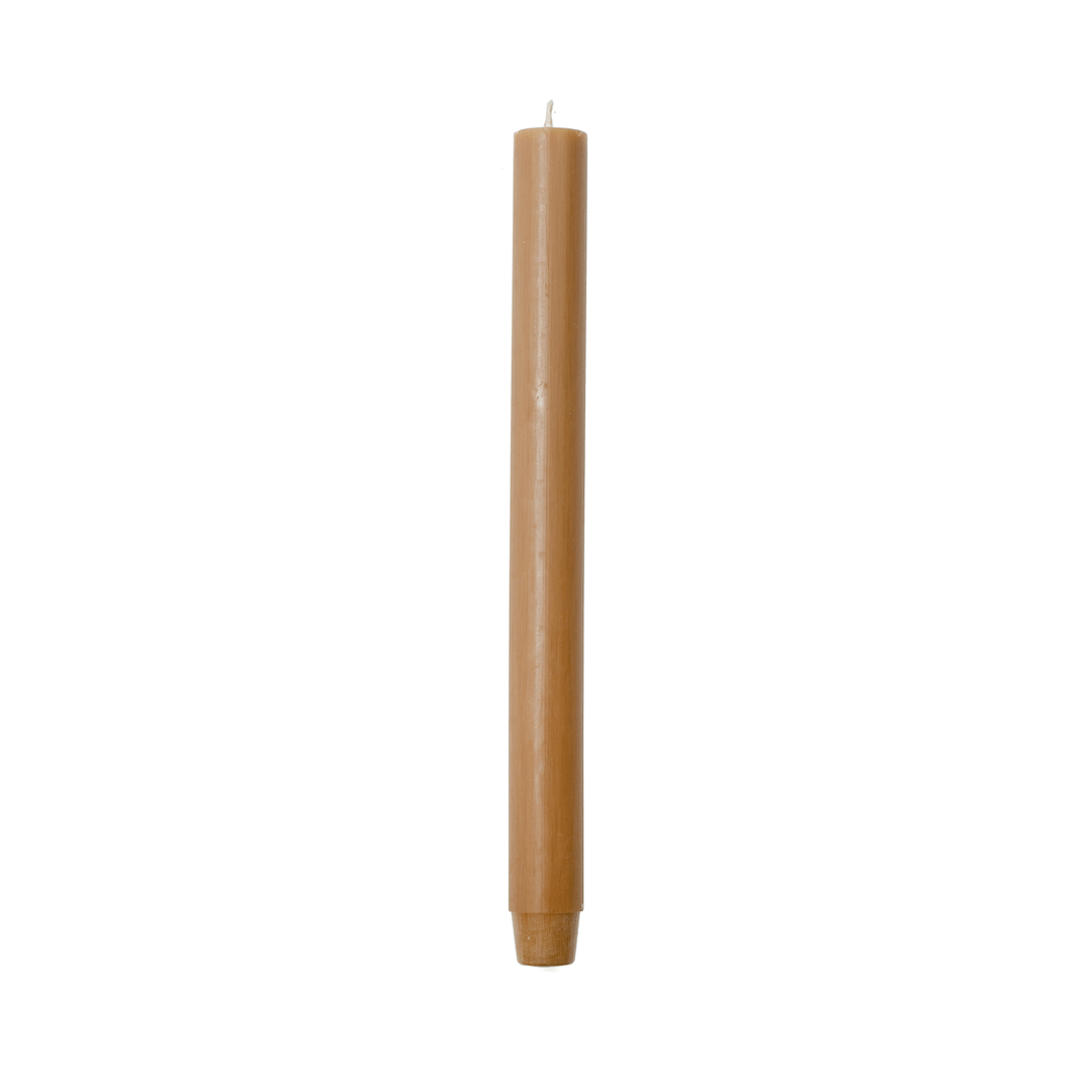 Vela candelabro color Tabaco de 2.6D x 30H CM, 30 horas de duración, ideal para ambientes clásicos y sofisticados.