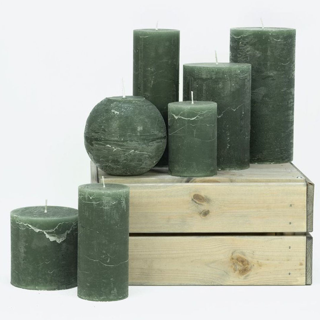 Velas cilíndricas color Hunter Green en diferentes tamaños, ideales para decorar cualquier espacio.