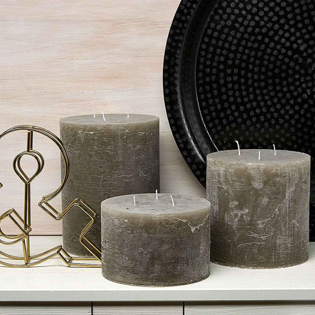 Variedad de velas cilíndricas color Morene en diferentes tamaños, perfectas para decorar espacios grandes.