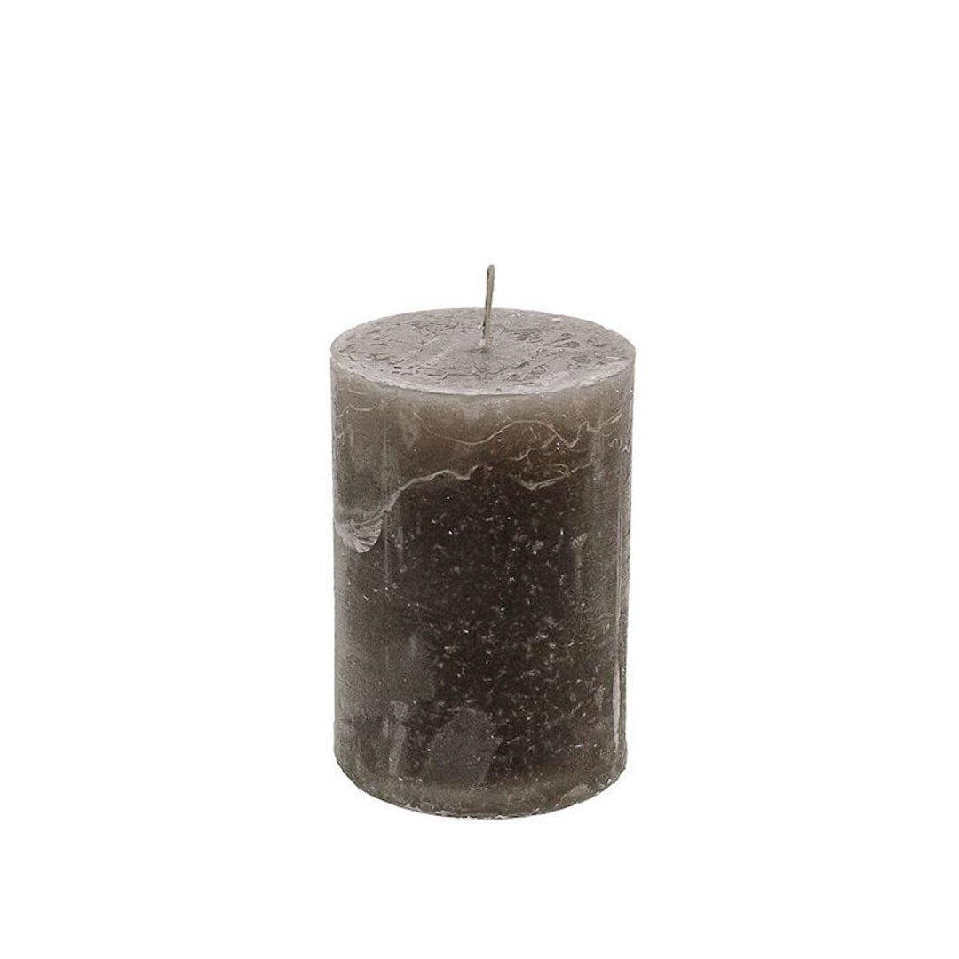 Velas cilíndricas color Moreno en varios tamaños, perfectas para decoración en el hogar.
